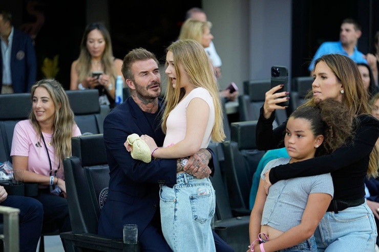 Ngày 2/6, Beckham đưa con gái đến sân nhà Chase theo dõi trận Inter Miami gặp St. Louis tại giải vô địch MLS. Khoảnh khắc chủ tịch CLB Inter Miami ôm Harper Beckham được truyền thông quốc tế chú ý.
