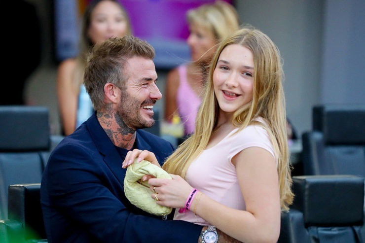 Beckham nổi tiếng với hình ảnh người cha thương con, luôn thể hiện tình cảm với các con ở nơi công cộng. Suốt thời gian diễn ra trận đấu, cựu danh thủ người Anh liên tục trò chuyện cùng con gái.