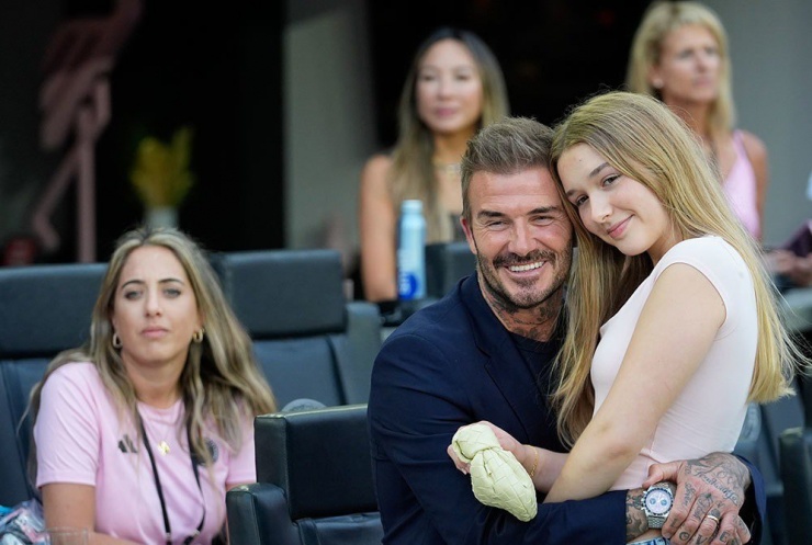 Beckham và con gái tươi cười trước ống kính phóng viên. Trên mạng xã hội, nhiều người dành lời khen cho Harper. Cô được nhận xét càng lớn càng xinh, ra dáng thiếu nữ ở tuổi 13.