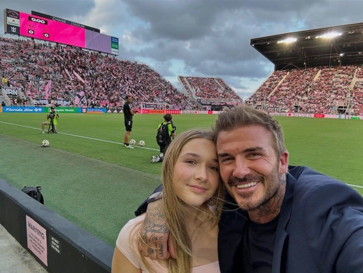 Sau khi trận đấu kết thúc, Beckham đăng ảnh cùng con, chú thích: "Không được điểm như mong muốn nhưng tôi có được con gái bé bỏng cạnh bên".