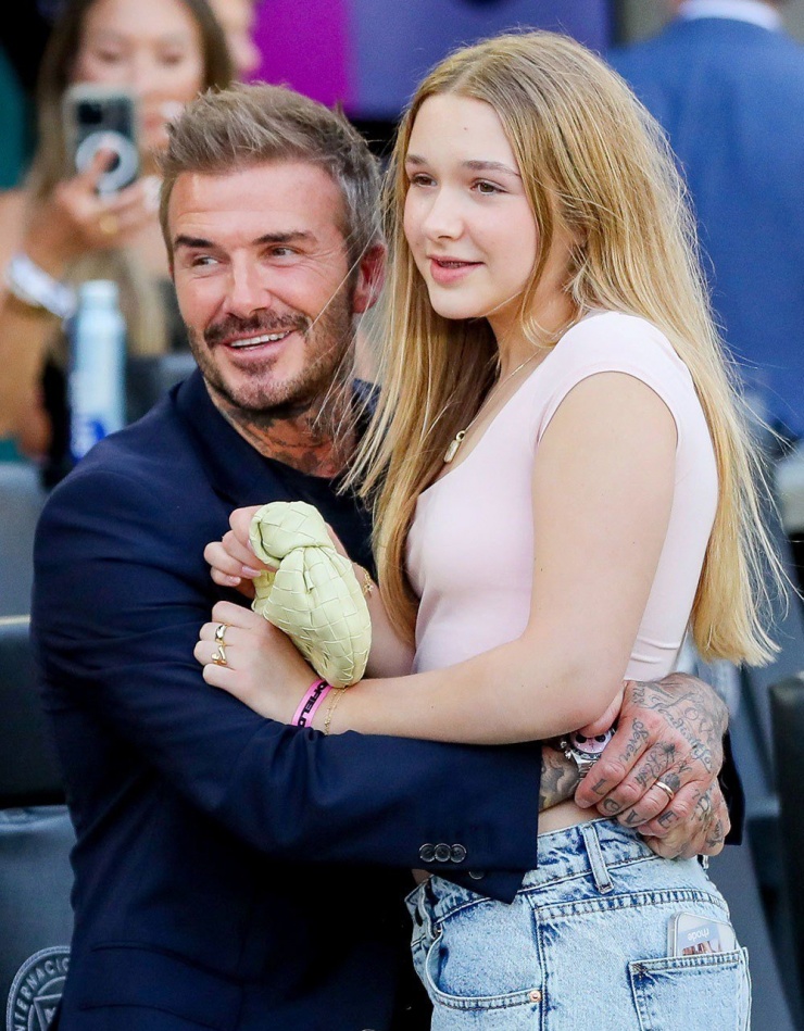 Khoảnh khắc Beckham và con gái út. Con gái Beckham bước sang tuổi 13 vào tháng 7. Nhiều người nhận xét cô lớn nhanh, khác xa hình ảnh được bố nắm tay đến sự kiện hồi đầu năm.