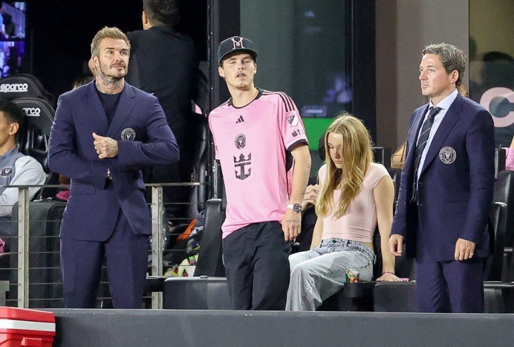 Tham gia theo dõi trận đấu cùng Beckham còn có người con thứ ba là Cruz Beckham.