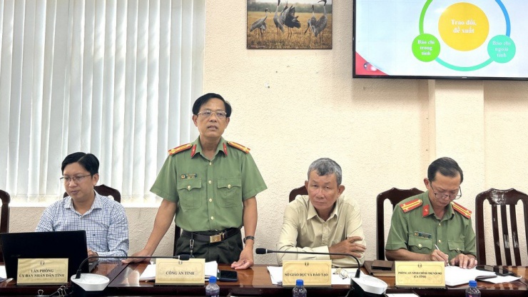Thượng tá Trần Trung Quốc, Trưởng phòng Tham mưu Công an tỉnh Đồng Tháp (đứng) thông tin vụ biển số đẹp tại huyện Cao Lãnh.Ảnh: HD