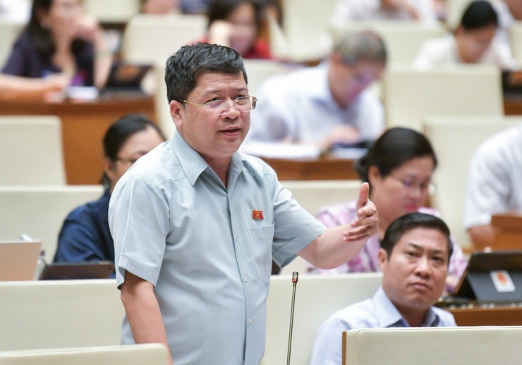 Đại biểu Tạ Văn Hạ (đoàn Quảng Nam) tranh luận với Bộ trưởng Công Thương Nguyễn Hồng Diên. Ảnh: PHẠM THẮNG
