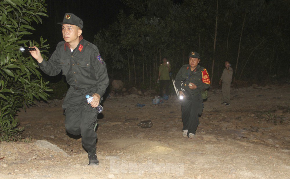 Theo chân 300 cảnh sát cơ động leo núi, xuyên đêm chữa cháy rừng ở Bình Định - 6