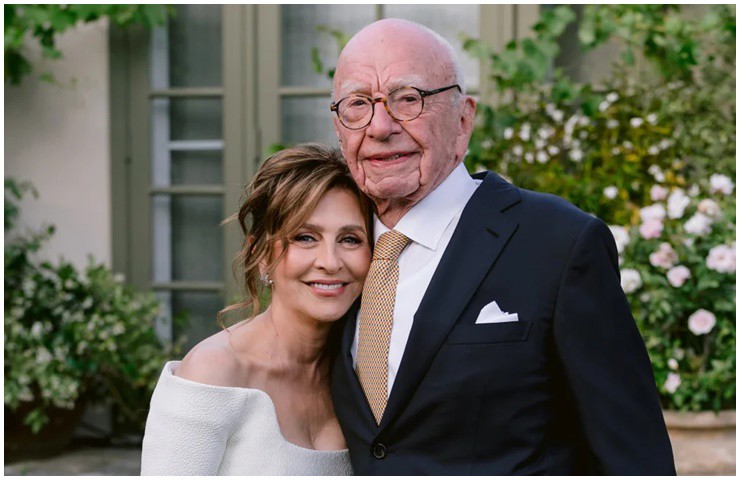 Mới đây, tỷ phú truyền thông 93 tuổi Rupert Murdoch đã kết hôn lần thứ 5. Vợ ông là bà Elena Zhukova (67 tuổi).
