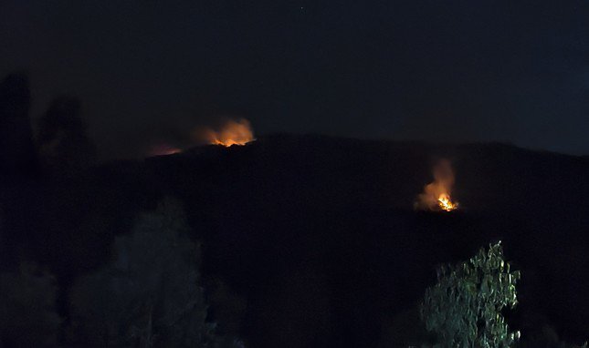 Theo quan sát của PV Tiền Phong tại hiện trường, đám cháy xảy ra khu vực núi cao, với 2 điểm cháy trong phạm vi diện tích khá lớn. Ảnh: Trương Định