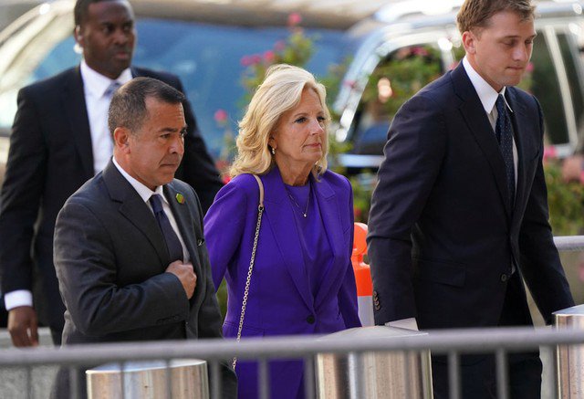Đệ nhất phu nhân Jill Biden có mặt từ sớm tại phiên tòa. Ảnh: Reuters
