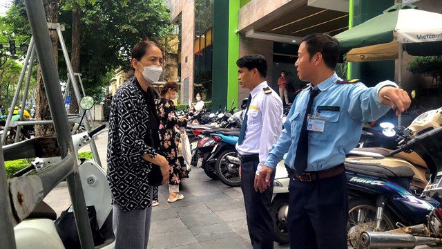 Khách hàng được thông báo quay về vì hết số mua vàng