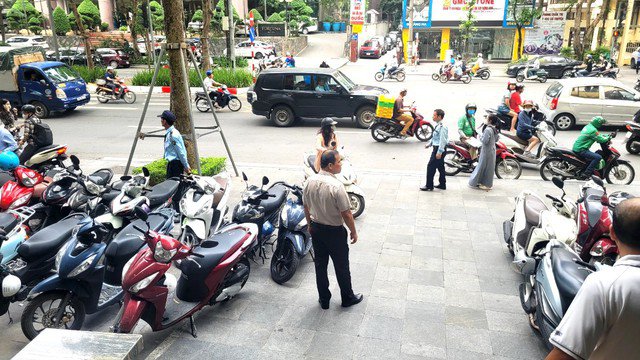 Hơn 8 giờ sáng ngày 4-6, tại trụ sở Chi nhánh Vietcombank, 11 Láng Hạ đã thông báo hết chỗ để xe