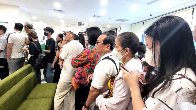 Nhiều người vẫn chấp nhận xếp hàng dù nhân viên ngân hàng thông báo buổi sáng chỉ có 40 số