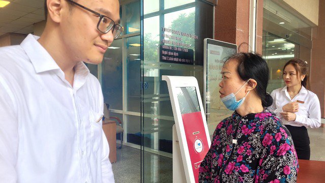 Nhân viên ngân hàng Agirbank ra tận cửa hẹn khách hàng chiều quay lại vì ngân hàng không có vàng trong kho