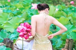 Các cô gái mặc váy áo khoe "lưng ong" quyến rũ giữa đầm sen