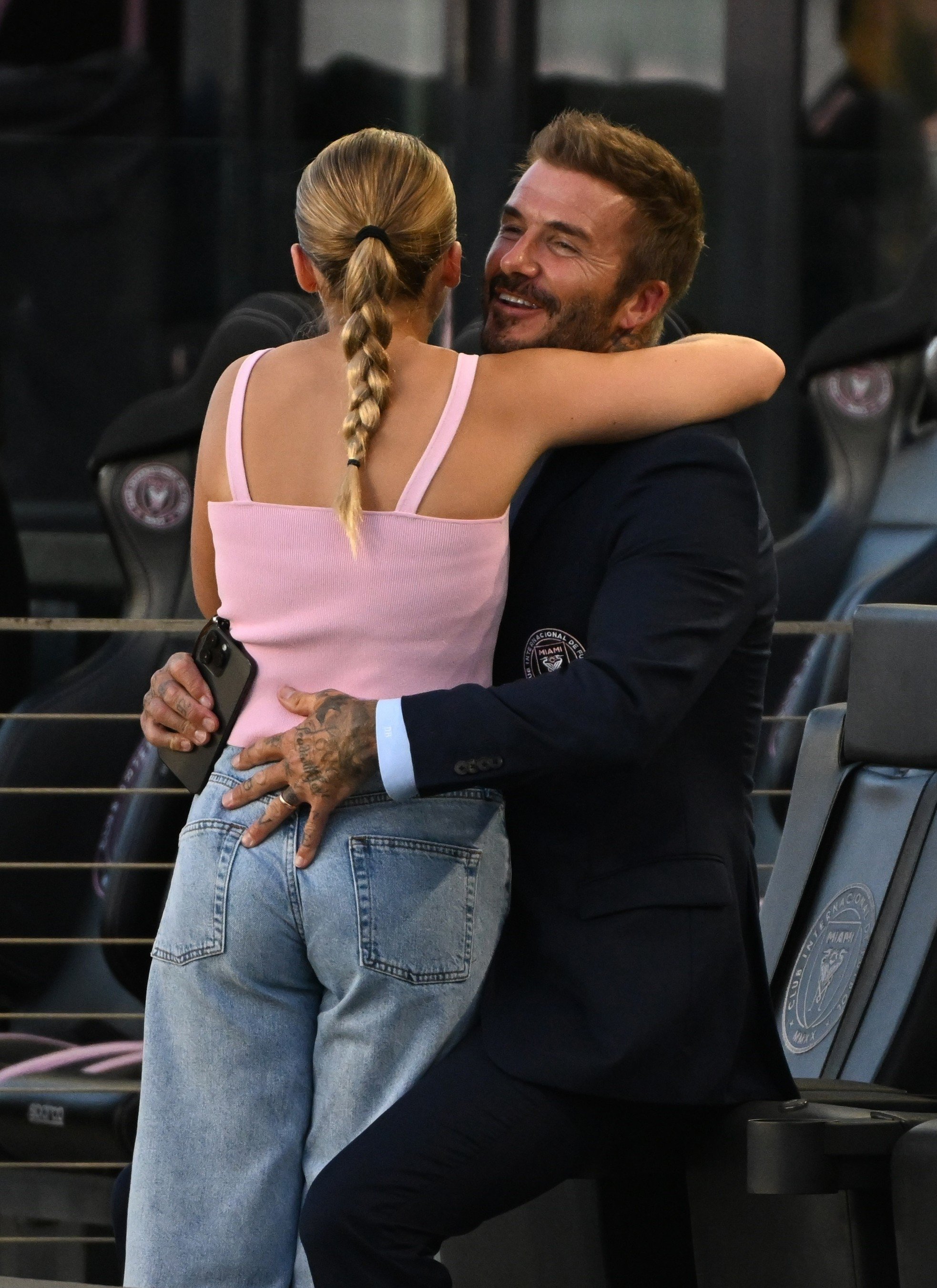 Trước đó, truyền thông nhiều lần phản ánh việc Beckham hôn con gái, thân thiết quá mức. Gần đây, cựu danh thủ người Anh tiết chế hơn trong việc thể hiện tình cảm với Harper.