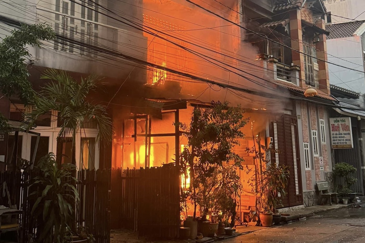 Cháy nhà dữ dội ở Đồng Nai, nhiều tài sản bị thiêu rụi - 1