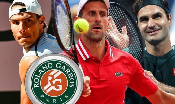 Djokovic (áo đỏ) bị đánh giá mất đi động lực sau khi vượt số Grand Slam của Nadal (trái), Federer (phải)