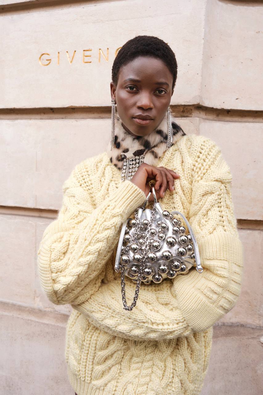 Givenchy Resort 2025 tràn ngập kiểu mặc punk sang trọng - 2