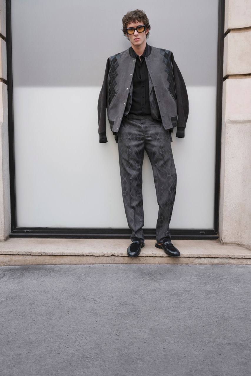 Givenchy Resort 2025 tràn ngập kiểu mặc punk sang trọng - 13