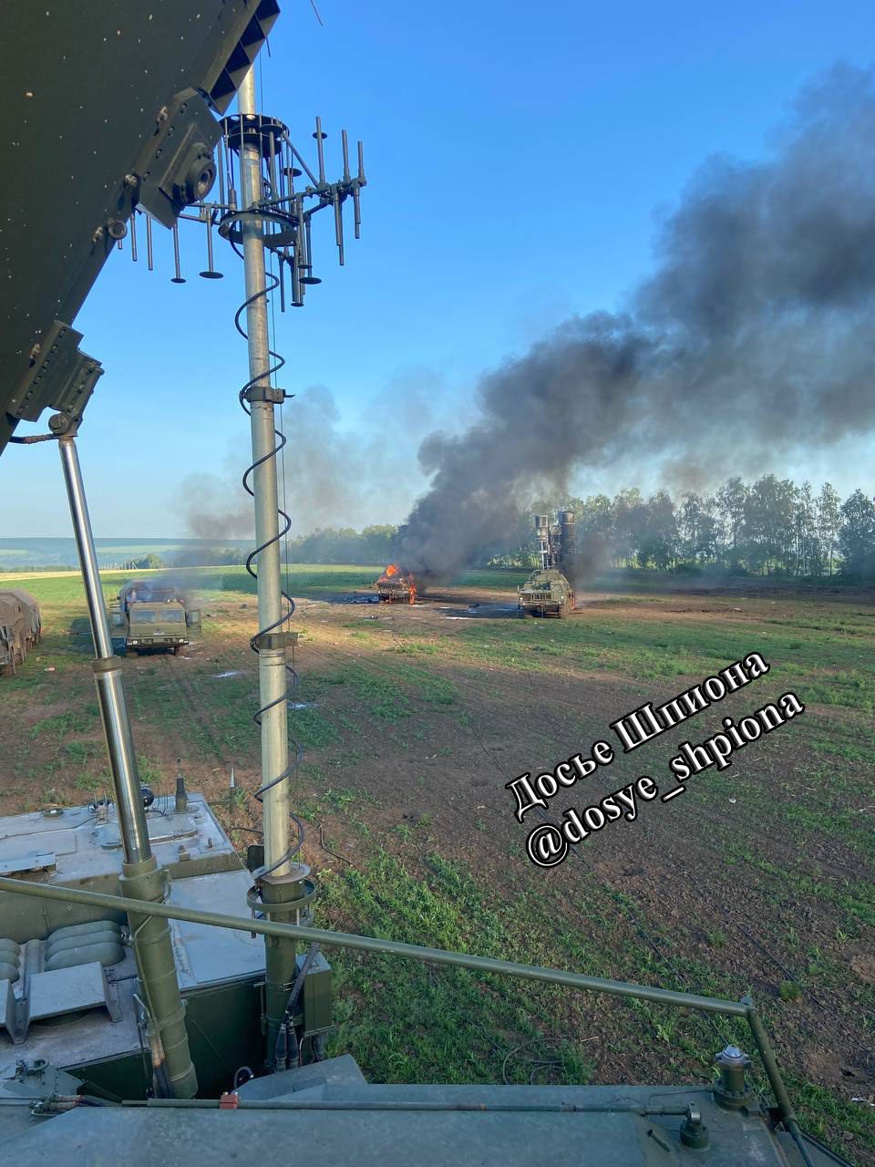 Hình ảnh cho thấy hai bệ phóng S-400, một xe radar và một xe chỉ huy bị hư hại trong cuộc tấn công.