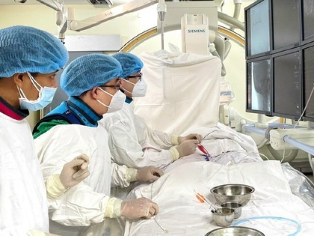 Người đàn ông đột quỵ sau khi giác hơi tại nhà