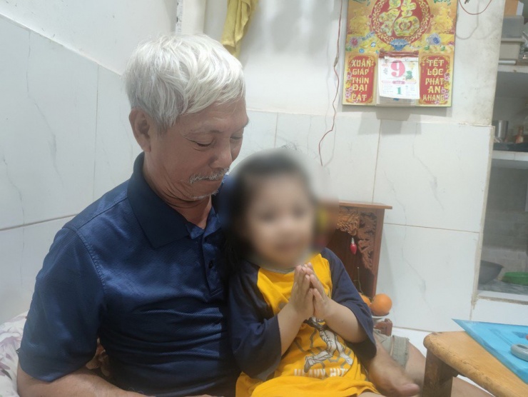 Gia đình gồm ba thế hệ của ông Võ Văn Sung ở quận 4, TP.HCM không có giấy tờ tùy thân. Ảnh: NGUYỄN HIỀN
