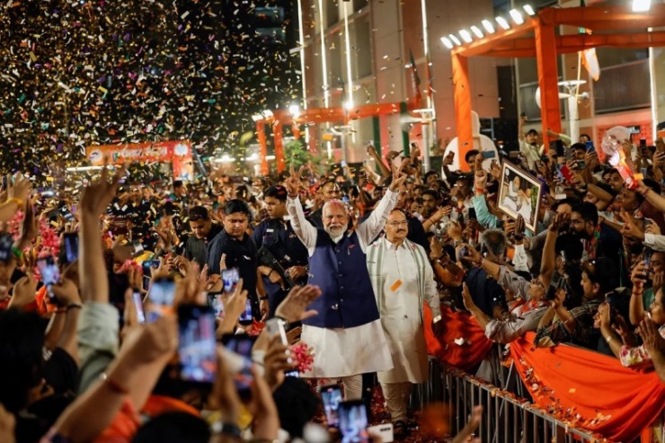 Thủ tướng Ấn Độ Modi xuất hiện trước người ủng hộ ở New Delhi. Ảnh: CNN