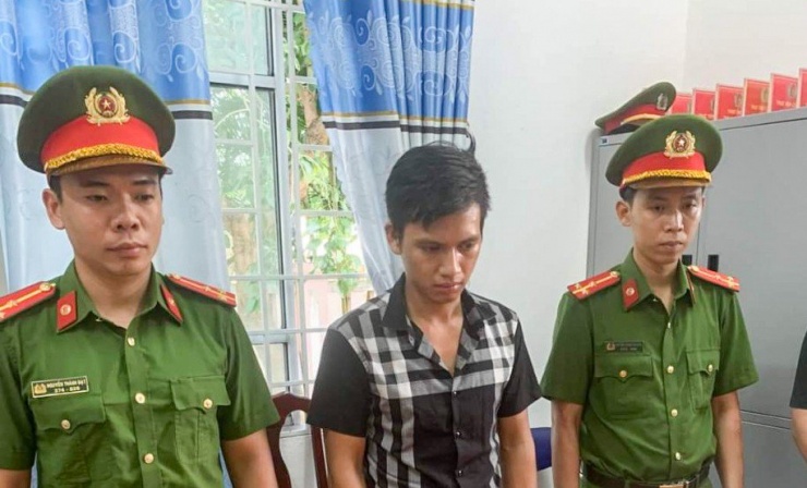 Cơ quan điều tra tống đạt các quyết định tố tụng đối với Nguyễn Tấn Lực. Ảnh: DK