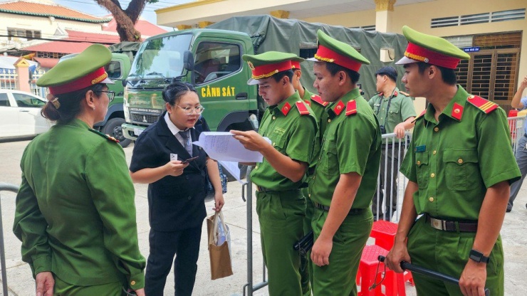 An ninh phiên tòa vụ nổ súng ở Phú Quốc được thắt chặt, những người liên quan tham dự phiên xét xử phải có giấy triệu tập và phải qua kiểm tra an ninh. Ảnh: VĂN VŨ