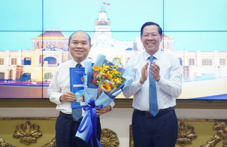 Chủ tịch UBND TP.HCM Phan Văn Mãi đã trao quyết định điều động và bổ nhiệm ông Trần Văn Bảy làm Chánh Thanh tra TP.HCM. Ảnh: THUẬN VĂN
