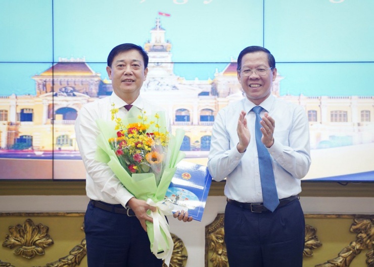 Chủ tịch UBND TP.HCM Phan Văn Mãi trao quyết định tiếp nhận, bổ nhiệm ông Nguyễn Hoàng Hải làm Giám đốc Sở Tài chính. Ảnh: THUẬN VĂN