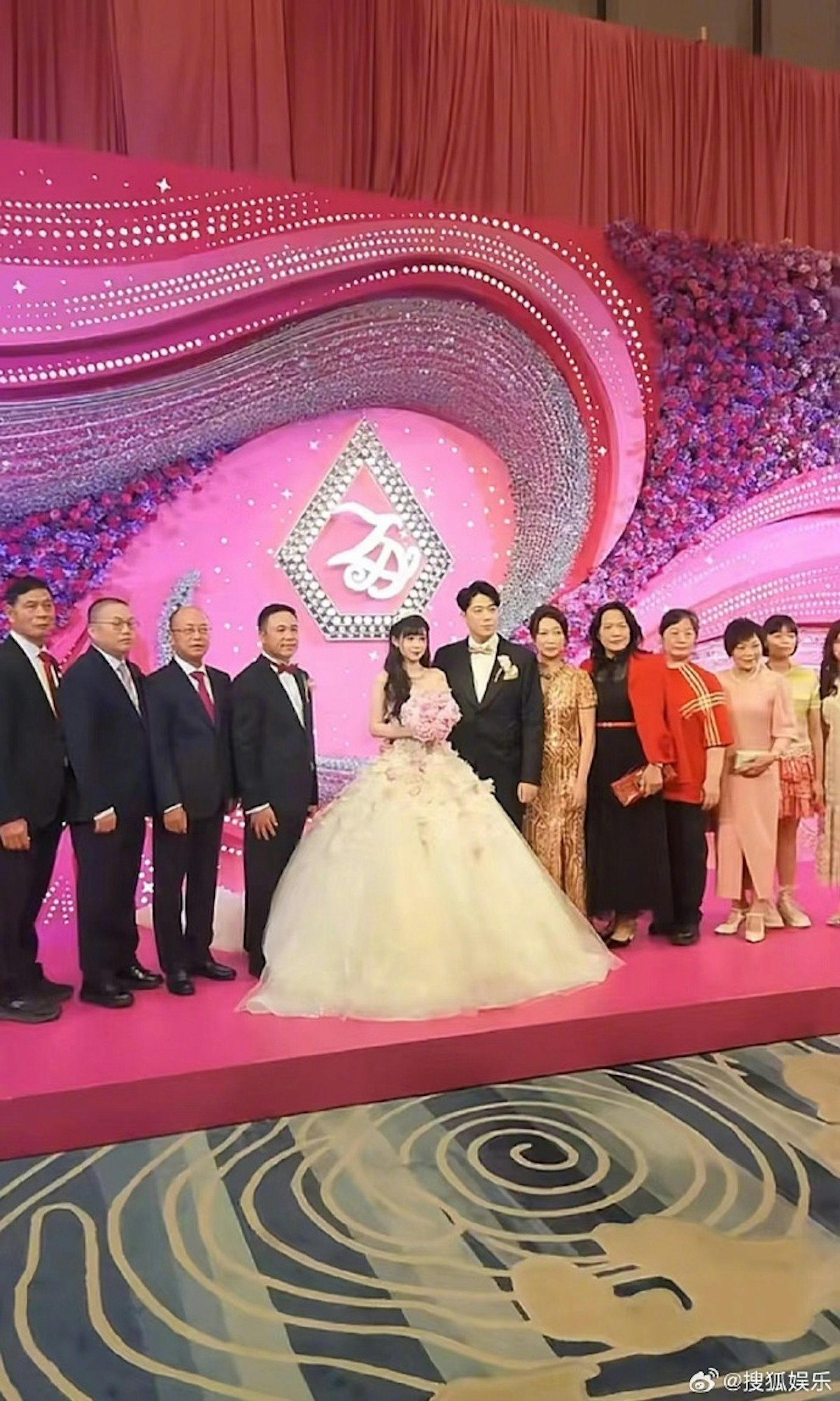 Lộ ảnh hôn lễ của 2 rich kid Trung Quốc khiến dân mạng xôn xao - 1