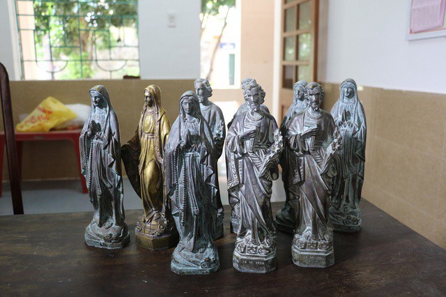 Các bức tượng cổ giả là tang vật của vụ án