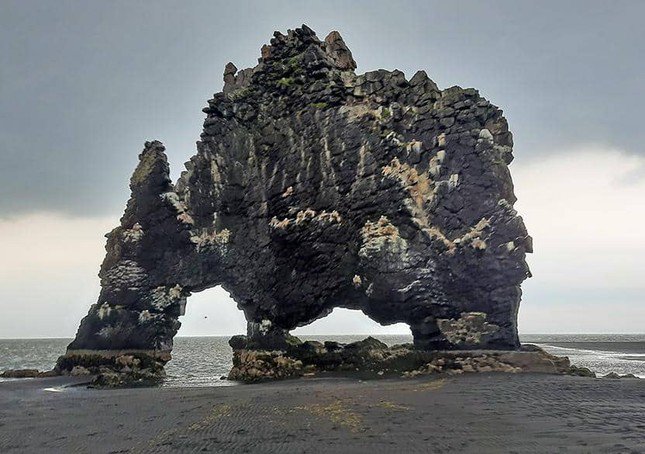 Tảng đá nguyên khối với hình thù kỳ lạ ở bán đảo Vatnsnes. Ảnh: Omri Westmark.