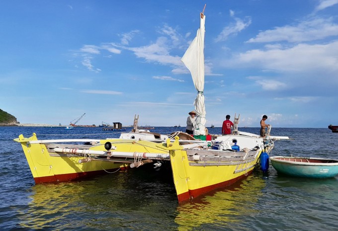 Thuyền đang được neo ơ cảng Sa Huỳnh để sửa chữa. Ảnh: Minh Bằng