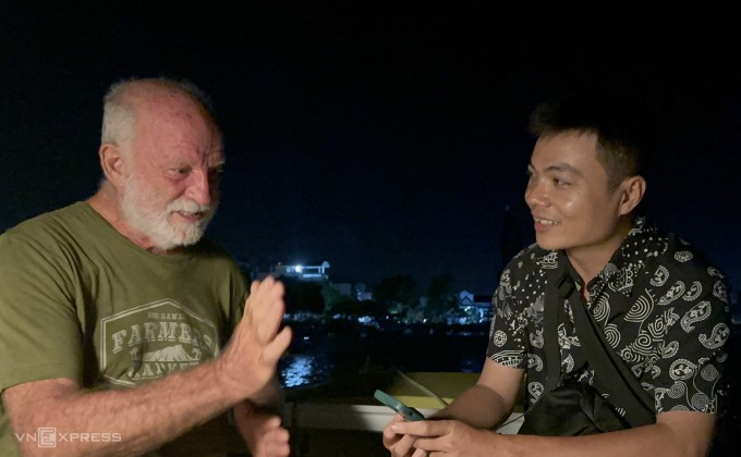 Ông Anthony kể về hành trình trên biển với phóng viên VnExpress, tối 4/6. Ảnh: Châu Thọ