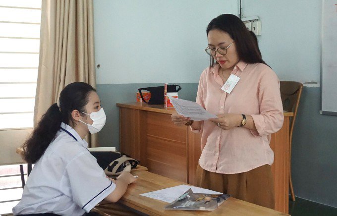 Giám thị phổ biến quy chế thi cho Hải Yến, sáng 5/6. Ảnh: Lệ Nguyễn