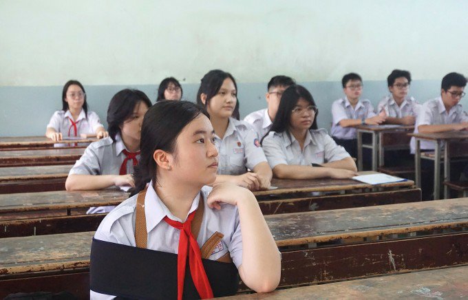 Gia Hân bị trật khớp tay phải, sẽ ngồi phòng thi riêng trong hai ngày tới. Ảnh: Lệ Nguyễn
