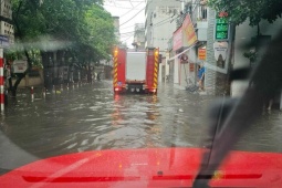 Tin tức trong ngày - Hà Nội: Cháy chung cư mini, xe cứu hỏa vượt đường ngập đến hiện trường