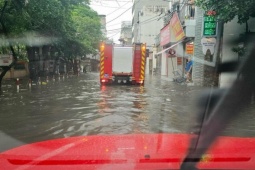 Hà Nội: Cháy chung cư mini, xe cứu hỏa vượt đường ngập đến hiện trường