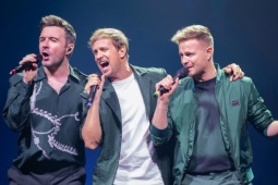 Nhạc - Hàng nghìn khán giả hòa giọng cùng Westlife trong đêm nhạc tại Hà Nội