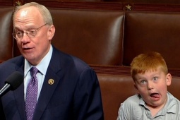 Thế giới - Con trai nghị sĩ Mỹ 'chiếm sóng' khi bố phát biểu tại quốc hội