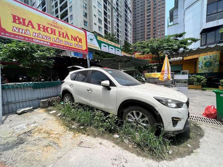 Chủ nhân Mazda CX-5 "để quên" xe ở quán bia Hà Nội gần 2 năm - 1
