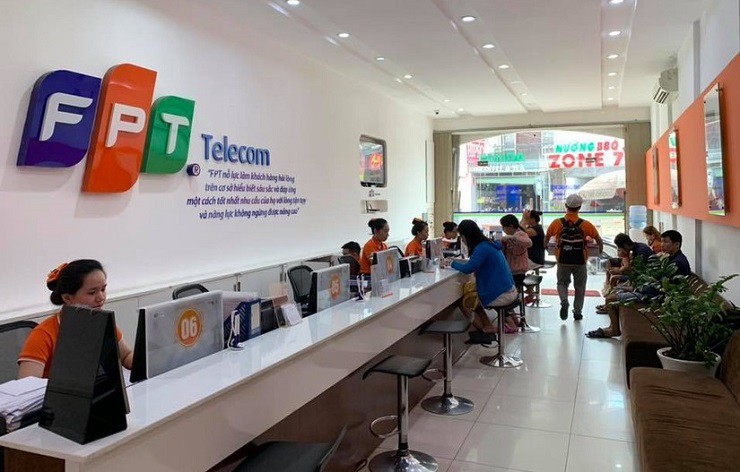 FOX&nbsp;là cổ phiếu tiếp theo trong nhóm của nhà FPT gia nhập “câu lạc bộ ba chữ số” trên sàn chứng khoán, sau FPT của Tập đoàn FPT và FRT của FPT Retail