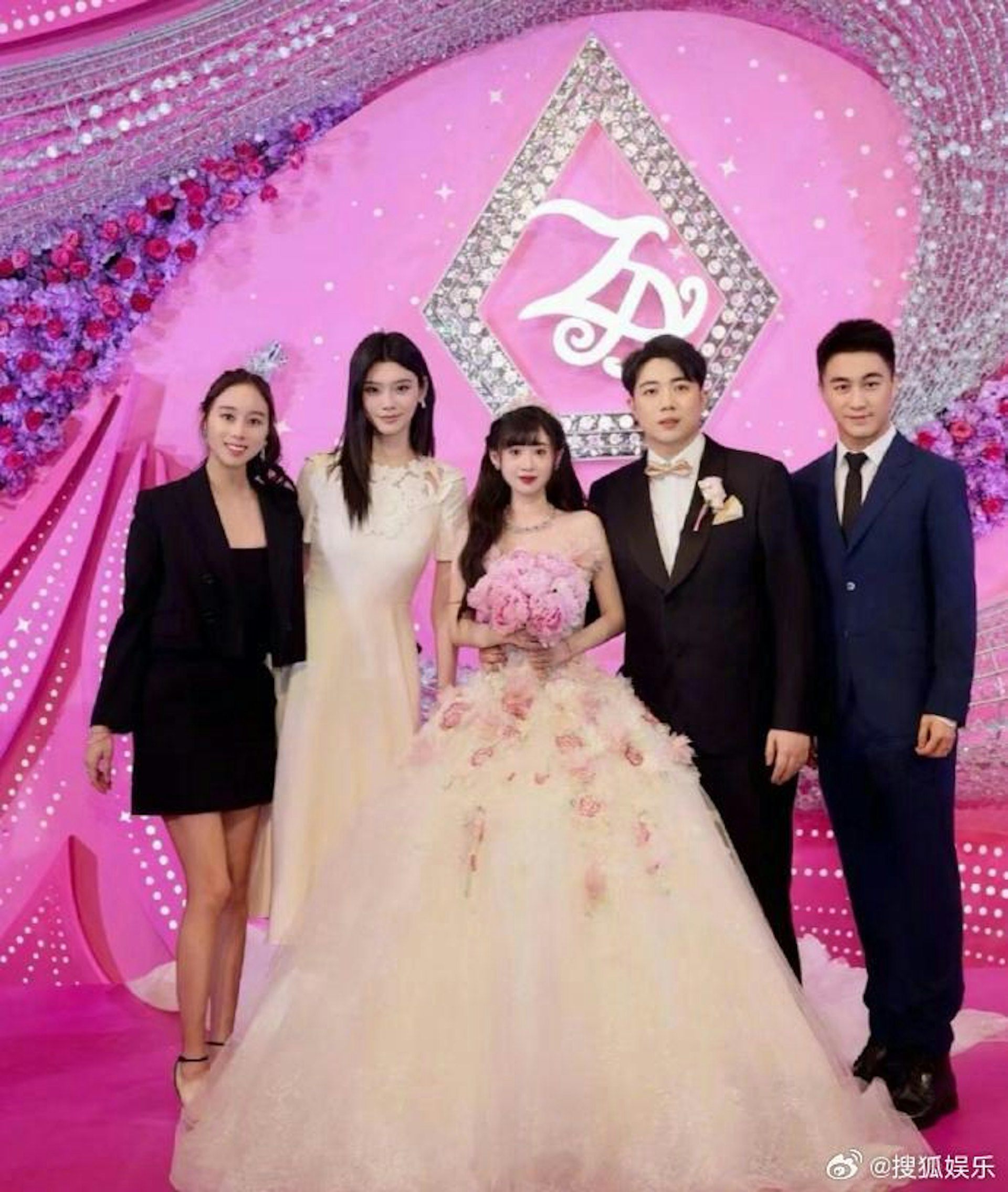 Lộ ảnh hôn lễ của 2 rich kid Trung Quốc khiến dân mạng xôn xao - 3