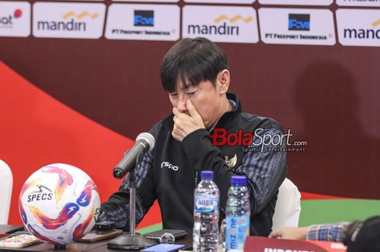 HLV Shin Tae Yong phải nhập viện trước trận Indonesia gặp Iraq