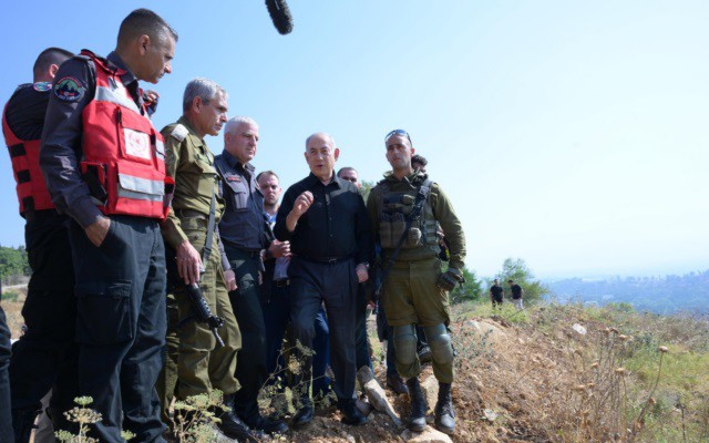 Thủ tướng Israel – ông Benjamin Netanyahu – trong chuyến thăm các khu vực ở phía bắc Israel (ảnh: Times of Israel)