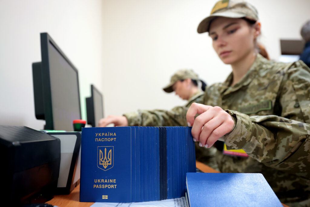 Nam giới&nbsp;Ukraine mang quốc tịch kép không còn được hưởng ngoại lệ để rời khỏi quốc gia kể từ ngày 1/6. Ảnh minh họa.