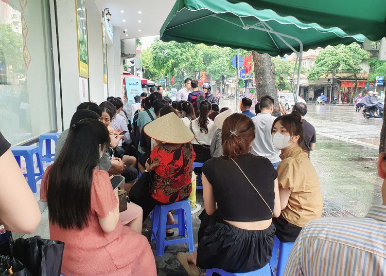 Người Hà Nội "đội mưa" đi xếp hàng mua vàng miếng, giá vàng giảm thêm 1 triệu đồng/lượng - 12