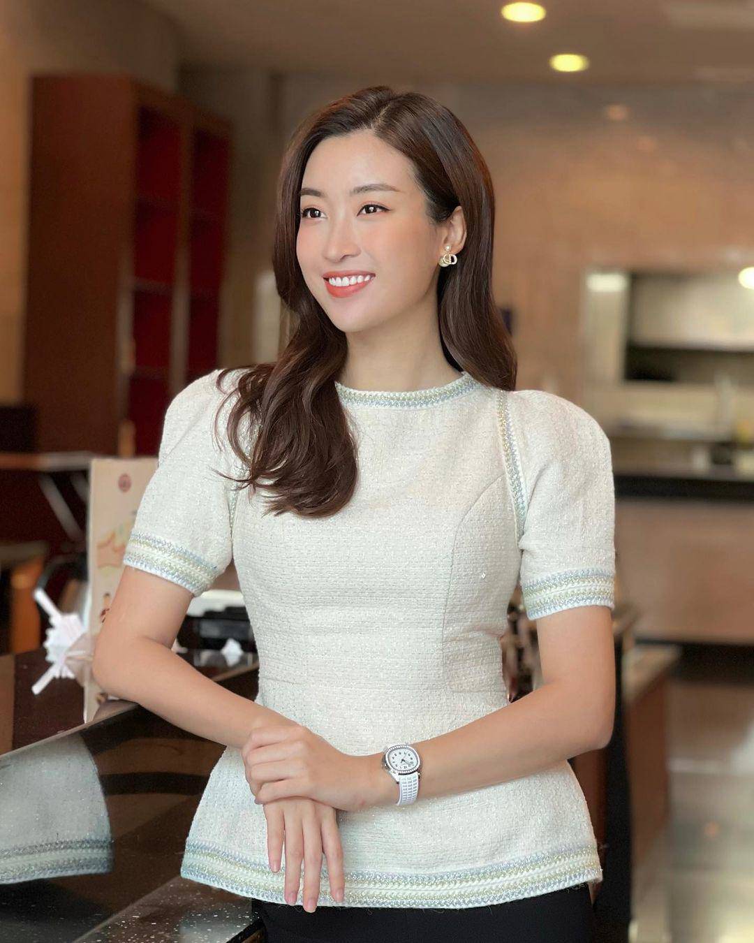 Vợ chủ tịch CLB Hà Nội đeo đồng hồ 7 tỷ đồng, mặc gì cũng xinh, sang - 3