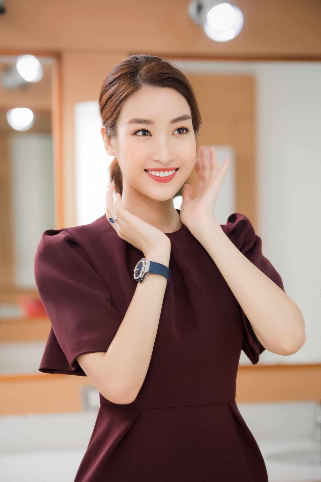 Vợ chủ tịch CLB Hà Nội đeo đồng hồ 7 tỷ đồng, mặc gì cũng xinh, sang - 4